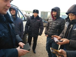 На «Привозе» и «Локомотиве» проверили 45 иностранцев