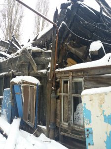 В Саратове падает 10 лет назад сгоревший дом