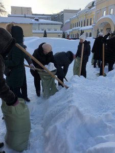 Мэрия проведет служебную проверку по факту уборки снега учителями в 20-градусный мороз