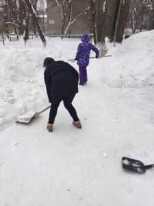 На уборку снега вывели учителей еще одной саратовской школы