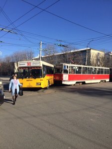 Столкнулись трамвай и автобус