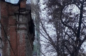 Стена аварийного дома на Мичурина угрожает упасть на прохожих