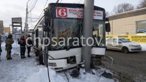 При столкновении автобуса со столбом пострадали 15 человек