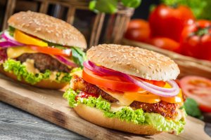 Средняя стоимость гамбургера в Саратове выросла на 32%