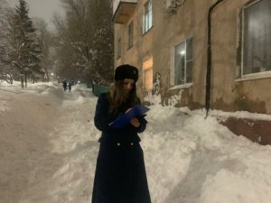 На Шелковичной женщина пострадала в результате падения снежной глыбы