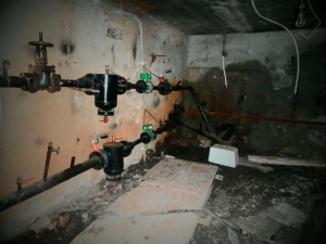 Проверяя состояние отопления в доме, жилинспекция обнаружила текущие в подвале трубы