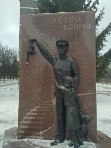 У памятника «Детям войны 1941-1945 годов» в Ртищево украли фонарь