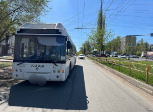 На Антонова 53-й автобус столкнулся с дорожной техникой