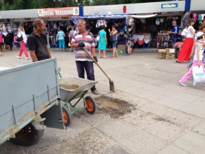 В Саратове производят «ямочный» ремонт тротуарной плитки