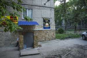Жильцы дома борются с баром, расположенным напротив школы