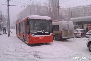 Снегопад парализовал движение в Саратове