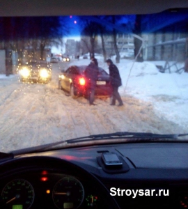 Машина министра ЖКХ Саратовской области завязла в снегу из-за плохой чистки дорог