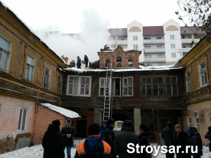 На ул. Кутякова горит деревянный дом
