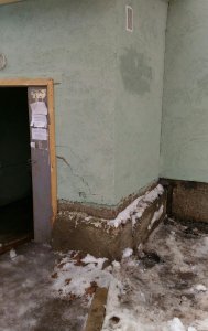 Переселенцам из аварийного жилья пришлось зимовать в квартирах с плесенью