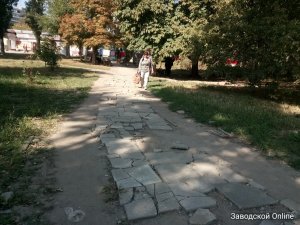 Тротуары «отремонтировали» битой плиткой