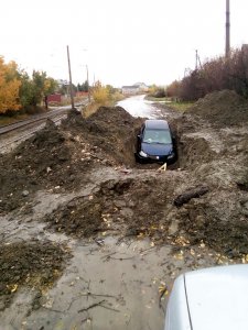 Очевидцы: в Поливановке из дорожной ямы торчит автомобиль
