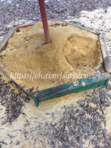 В Саратове на борьбу с гололедом «бросили» песок с детской площадки