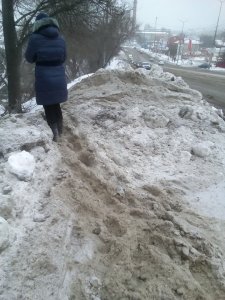 На Танкистов тротуары завалили снегом