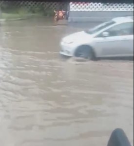 Саратовец пережидал «потоп» на крыше автомобиля