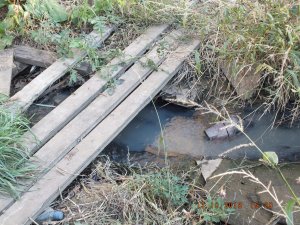 «Изумрудный» зарастает строительным мусором, сточные воды продолжают течь в Гуселку