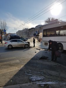 На Московской автобус №11 столкнулся с легковушкой