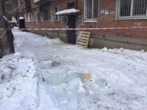 В результате падения ледяной глыбы погиб мужчина