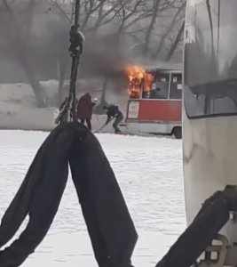 В Саратове горящий трамвай пытались потушить снегом