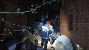 В Гагаринском районе из-за оползня разрушился дом, под завалами оказался мужчина
