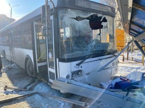 На Топольчанской автобус протаранил остановку