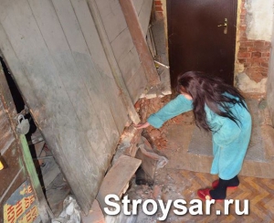 В разрушенном доме в центре Саратова третий год живут люди