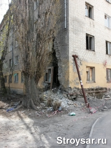 Саратовцы живут в многоквартирном доме с разрушенной стеной
