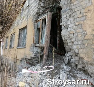 Саратовцы живут в многоквартирном доме с разрушенной стеной