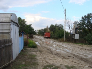 «Благоустройство» в п. Лесопильный: ремонт дорог ведется с помощью грязи и глины