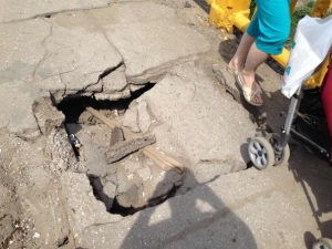Продолжается ремонт дорожного покрытия в Заводском районе Саратова. Но о пешеходах опять забыли