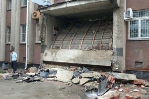 В Балакове обрушился бетонный козырек подъезда