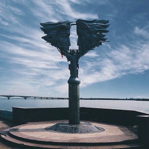 Памятник влюбленным на набережной очистили от лент