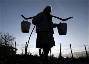 Жители Б. Затонской пожаловались на месячные перебои в подаче питьевой воды
