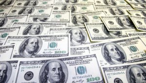 Банковский аналитик не советует переводить сбережения из рублей в евро и доллары