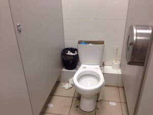 Читательница «Стройсара» пожаловалась на состояние туалета в ТК «Happy Молл»