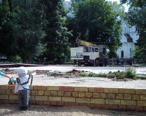 В Детском парке строят воскресную школу: снесли ограду, спилили деревья, согнали большегрузы
