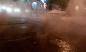 Жители Фрунзенского района: На улице Пугачева из люка бьет фонтан кипятка