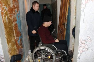Инвалид из Красноармейска второй год ждет ремонта в муниципальной квартире