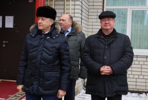 Читатели о куртке Радаева: в области с таким долгом губернатору пристало ходить в рубище и посыпать голову пеплом
