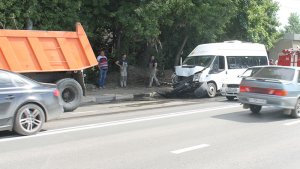 В ДТП с маршруткой в Саратове пострадали 10 человек