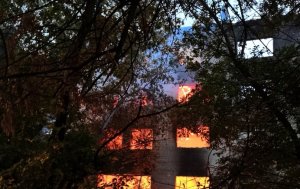 Саратовцы: дом на Орджоникидзе 9 горит уже неделю