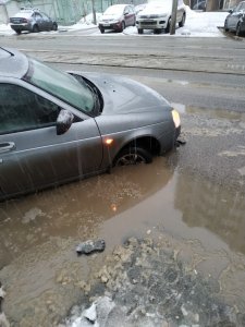 В яму на дороге провалился автомобиль