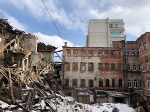Власти пока не могут огородить разрушающуюся гостиницу «Россия»
