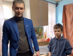 Представитель партии раздал продуктовые наборы семьям Октябрьского и Волжского районов