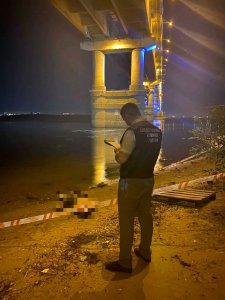 Под мостом Саратов-Энгельс обнаруженго тело мужчины