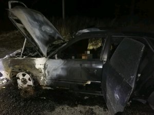 За рулем сгоревшей машины обнаружено тело водителя. Проводится проверка